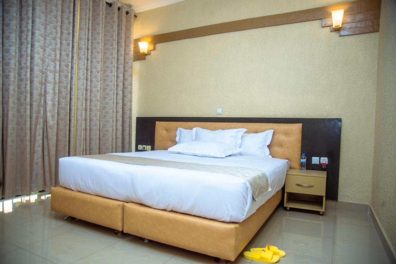 Quality Inn Hotel Кигали Экстерьер фото